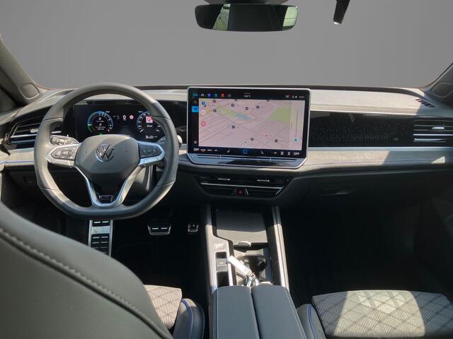 Volkswagen PASSAT Variant 1.5eHybrid 200kW/272PK R-Line Black Style DSG · Panoramadak · Navigatie · Trekhaak · Garantie t/m 12-03-2030 of 100000km.
