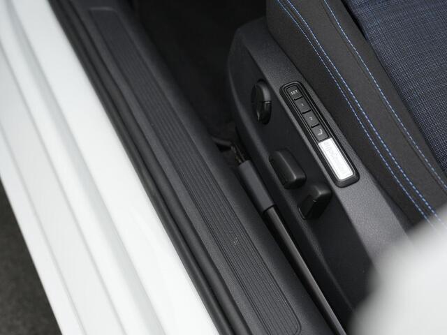 Volkswagen PASSAT Variant 1.4 TSI eHybrid 218 pk GTE | Panoramadak | Trekhaak | Discover Pro | 360 camera | Head-up Display | IQ Light | Geheugen-/massagestoel | Stuur-/stoelverwarming