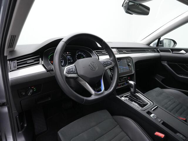 Volkswagen PASSAT 1.4 TSI 218 pk PHEV GTE Business | IQ Light | Adaptive Cruise | Stoelverwarming | Massage | Navigatie