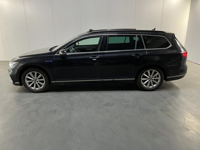 Volkswagen PASSAT Variant 1.4 TSI PHEV GTE / AUTOMAAT/ PANO/ TREKHAAK/ ACC/ STUUR+STOELVERWARM./ MEMORY SEAT/ MASSAGE/ DODEHOEK/ ELEK.ACHTERKLEP/ PARK.SENSOR.V+A/ CAMERA/ KEYLESS/ APP-CONNECT/ NAVI/ DAB/ CLIMA/ LED/ 18'' LMV