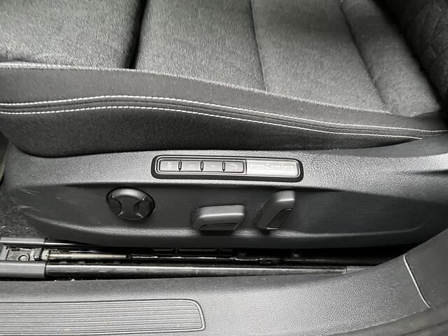 Volkswagen PASSAT Variant 1.4 TSI PHEV GTE / AUTOMAAT/ PANO/ TREKHAAK/ ACC/ STUUR+STOELVERWARM./ MEMORY SEAT/ MASSAGE/ DODEHOEK/ ELEK.ACHTERKLEP/ PARK.SENSOR.V+A/ CAMERA/ KEYLESS/ APP-CONNECT/ NAVI/ DAB/ CLIMA/ LED/ 18'' LMV