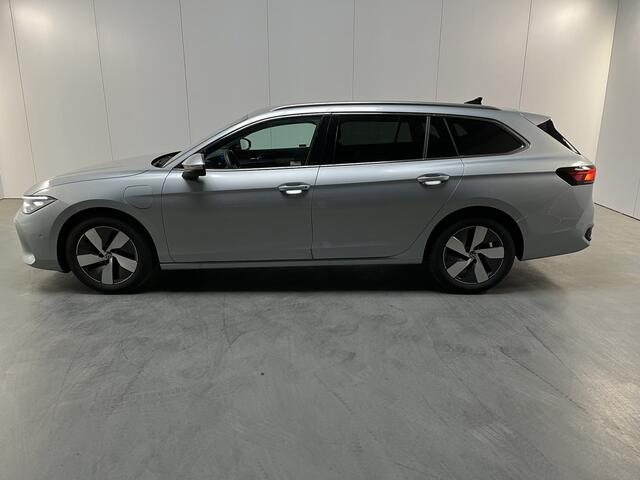 Volkswagen PASSAT Variant 1.5 eHybrid Business / AUTOMAAT/ TREKHAAK/ ACC/ PARK.SENSOREN V+A/ CAMERA/ STUUR+STOELVERWARM./ MASSAGE/ DODEHOEK/ HEAD-UP/ APP-CONNECT/ DIGITAL DASH/ DAB/ NAVI/ CLIMA/ LED/ 17'' LMV