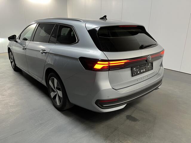 Volkswagen PASSAT Variant 1.5 eHybrid Business / AUTOMAAT/ TREKHAAK/ ACC/ PARK.SENSOREN V+A/ CAMERA/ STUUR+STOELVERWARM./ MASSAGE/ DODEHOEK/ HEAD-UP/ APP-CONNECT/ DIGITAL DASH/ DAB/ NAVI/ CLIMA/ LED/ 17'' LMV