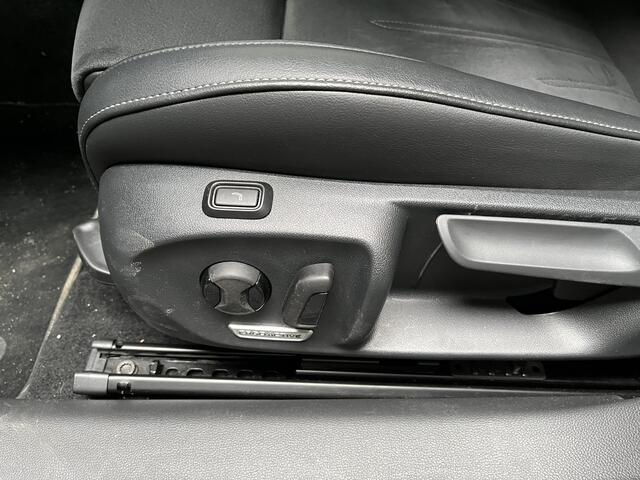 Volkswagen PASSAT Variant 1.5 eHybrid Business / AUTOMAAT/ TREKHAAK/ ACC/ PARK.SENSOREN V+A/ CAMERA/ STUUR+STOELVERWARM./ MASSAGE/ DODEHOEK/ HEAD-UP/ APP-CONNECT/ DIGITAL DASH/ DAB/ NAVI/ CLIMA/ LED/ 17'' LMV