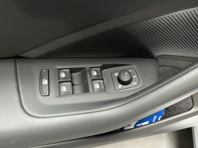 Volkswagen PASSAT Variant 1.5 eHybrid Business / AUTOMAAT/ TREKHAAK/ ACC/ PARK.SENSOREN V+A/ CAMERA/ STUUR+STOELVERWARM./ MASSAGE/ DODEHOEK/ HEAD-UP/ APP-CONNECT/ DIGITAL DASH/ DAB/ NAVI/ CLIMA/ LED/ 17'' LMV