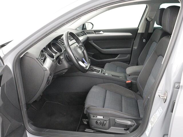 Volkswagen PASSAT 1.4 TSI PHEV GTE | SOH 91,6% | Stoelverwarming | Trekhaak | Adaptive cruise | Camera | Carplay | Matrix LED | Navigatie | Massage | Parkeerhulp | Climate control | Getint glas | Plug In