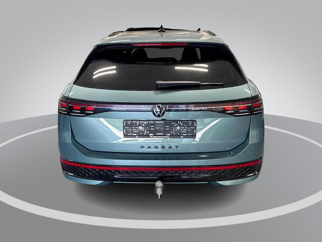 Volkswagen PASSAT Variant 1.5 eTSI 272pk DSG R-Line Edition · Panoramadak · Camera · Inklap. Trekhaak · Harman Kardon Sound · Head-Up Display · Massagefunctie · Garantie t/m 13-03-2030 of 100.000km