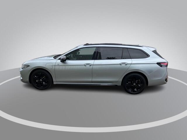 Volkswagen PASSAT Variant 1.5eHybrid 200kW/272PK R-Line Black Style DSG · Panoramadak · Trekhaak · Leder · Harman Kardon · Garantie t/m 23-04-2030 of 100000km.