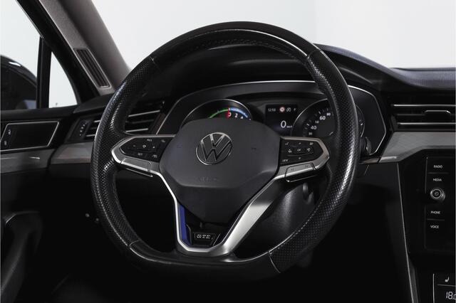 Volkswagen PASSAT Variant 1.4 TSI PHEV GTE Business Automaat | S/K-Panodak | Adapt. Cruise | Stoel-+Stuurverw. | PDC | 360 Camera | NAV + App. Connect | ECC | Elek. Trekhaak | Elek. Klep | LM 17" |