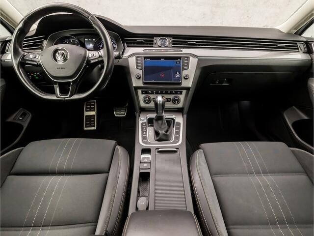 Volkswagen PASSAT ALLTRACK 2.0 TSI 4 Motion 221Pk Automaat (APPLE CARPLAY, NAVIGATIE, CLIMATE, STUUR/STOELVERWARMING, SPORTSTOELEN, CAMERA, ADAPTIVE CRUISE, TREKHAAK, NIEUWSTAAT)