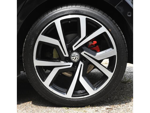 Volkswagen POLO 2.0 GTI automaat / camera / panoramadak / parkeerassistent / schakelflippers / 18" LM-velgen / zwarte hemel / apple car play/Android auto / cruise control / navigatie /