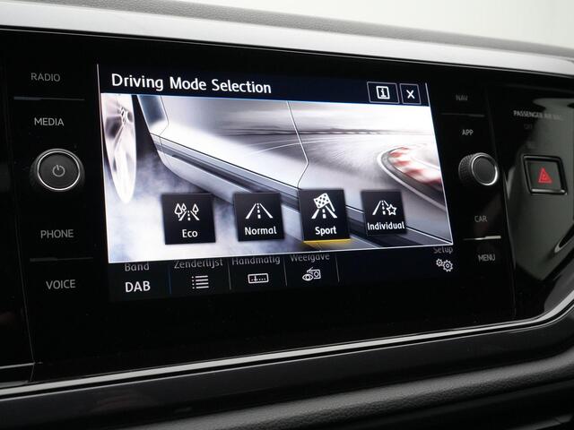 Volkswagen POLO 1.0 TSI 95 pk Highline | Panoramadak | Sportstoelen | LED koplampen | Carplay | Parkeersensoren voor/achter | Navigatie | 17 inch