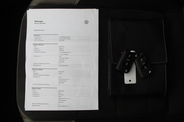Volkswagen POLO 2.0 TSI GTI Panoramadak/Navigatie/Virtual cockpit/Beats/Achteruitrijcamera/Cruise control/Climate control/Stoelverwarming/Apple carplay/Parkeersensoren rondom/Draadloze telefoonlader/Dodehoek detectie/18 Inch velgen