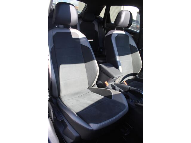 Volkswagen POLO 2.0 TSI GTI Panoramadak/Navigatie/Virtual cockpit/Beats/Achteruitrijcamera/Cruise control/Climate control/Stoelverwarming/Apple carplay/Parkeersensoren rondom/Draadloze telefoonlader/Dodehoek detectie/18 Inch velgen