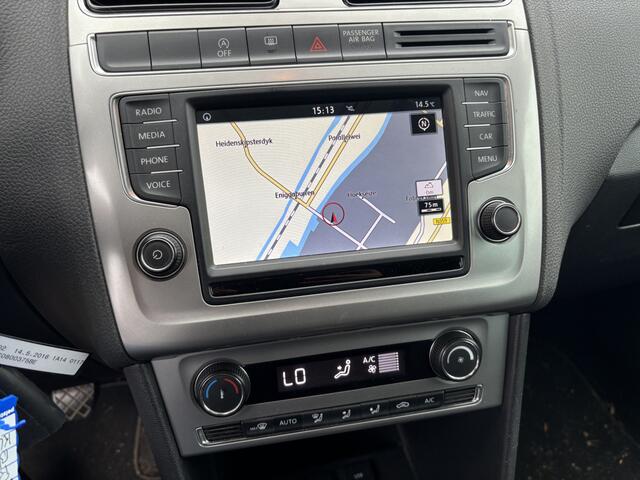 Volkswagen POLO 1.2 TSI Highline TREKHAAK / NAVI / CLIMA / CARPLAY / SPORTSTOEL / NL-AUTO