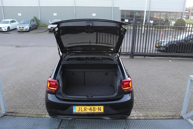 Volkswagen POLO 1.0 TSI Highline Climate control/Stoelverwarming/Navigatie/Apple car play/Verwarmbare buitenspiegels/Parkeerassistent/Privacy glass/Cruise control