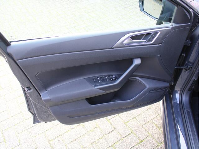 Volkswagen POLO 1.0 TSI Automaat Highline Business R /NAVI/PDC/ACC/16'LM/Drive select/LED/DAB+/Apple carplay/Donker glas/NAP! 1e eig!