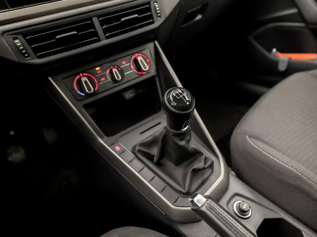 Volkswagen POLO 1.0 TSI Sportline (APPLE CARPLAY, GROOT NAVI, ADAPTIVE CRUISE, SPORTSTOELEN, LM VELGEN, ARMSTEUN, NIEUWE APK, NIEUWSTAAT)