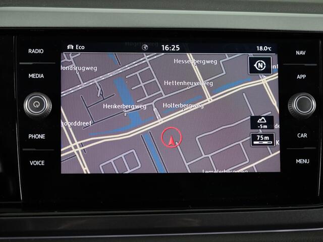 Volkswagen POLO 1.0 TSI Highline 95 PK | Navigatie | Parkeersensoren | Extra getint glas | ECC airco