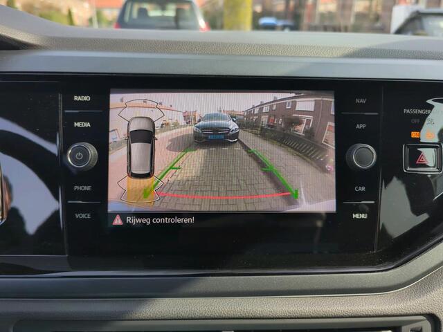 Volkswagen POLO 1.0 TSI R-Line / Navigatie / Camera / Parkeersensoren V+A / Climate controle / Stoelverwarming /
