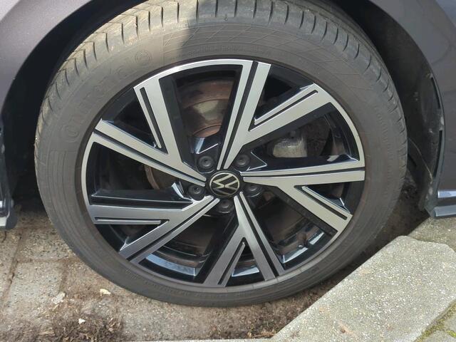 Volkswagen POLO 1.0 TSI R-Line / Navigatie / Camera / Parkeersensoren V+A / Climate controle / Stoelverwarming /