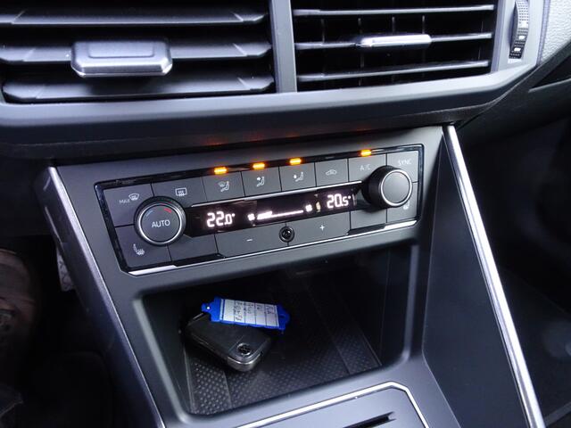 Volkswagen POLO 1.0 TSI Highline Business R Automatische airco, navigatie, stoelverwarming, cruise controle, digitaal instrumenten paneel, navigatie, parkeersensoren voor en achter, sportstoelen, zwarte hemel bekleding, keyless intry,