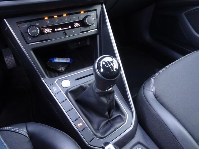 Volkswagen POLO 1.0 TSI Highline Business R Automatische airco, navigatie, stoelverwarming, cruise controle, digitaal instrumenten paneel, navigatie, parkeersensoren voor en achter, sportstoelen, zwarte hemel bekleding, keyless intry,