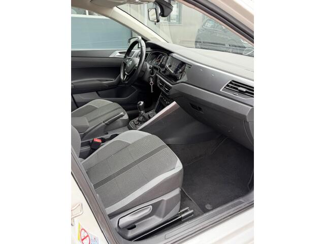 Volkswagen POLO 1.0 TSI 95 pk Highline , Adaptive Cruise , Parkeersensoren V+A , Parkassist, NAP, Navigatie, DAB+ , Stuurwiel multifunctioneel, 16"lichtmetalen velgen, Carplay, Actieve demping , Sportstoelen, etc.etc