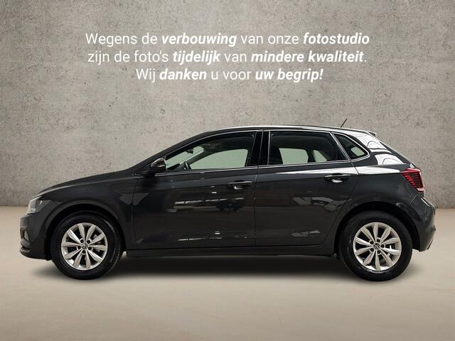 Volkswagen POLO 1.0 TSI Sportline Automaat (APPLE CARPLAY, GROOT NAVI, ADAPTIVE CRUISE, LM VELGEN, SPORTSTOELEN, PARKEERSENSOREN, ARMSTEUN, NIEUWSTAAT)
