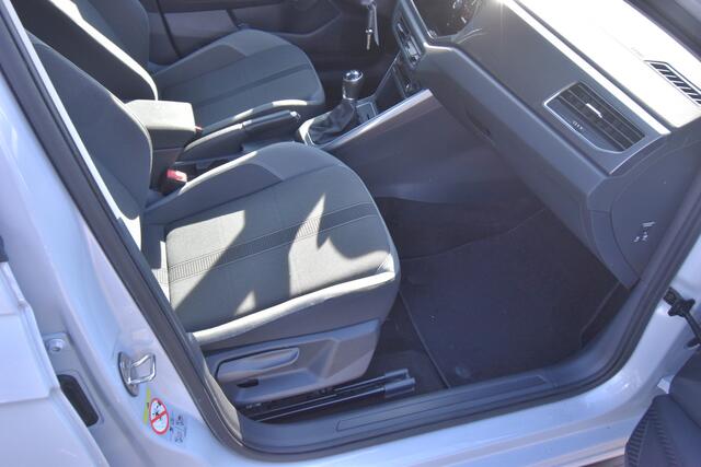 Volkswagen POLO 1.0 TSI Highline R-Line , CLIMATR , CR CONTR , NAVI , PDC V+A , LMV16 ,