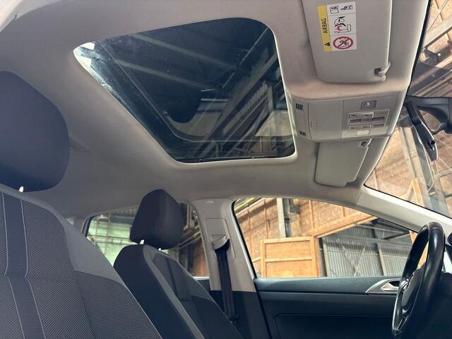 Volkswagen POLO 1.0 TSI Sportline Automaat (SCHUIFDAK, APPLE CARPLAY, KEYLESS, CLIMATE, MODE KNOP, SPORTSTOELEN, ADAPTIVE CRUISE, LM VELGEN, GETINT GLAS, NIEUWSTAAT)