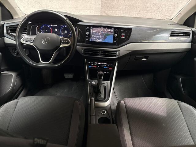 Volkswagen POLO 1.0 TSI Sportline Automaat (VIRTUAL COCKPIT, APPLE CARPLAY, KEYLESS, GROOT NAVI, CLIMATE, SPORTSTOELEN, LM VELGEN, CAMERA, GETINT GLAS, NIEUWSTAAT)