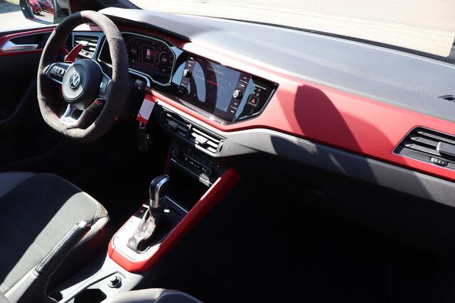 Volkswagen POLO 2.0 TSI GTI Automaat! Panoramadak/Stoelverwarming/Virtual cockpit/Apple carplay/Parkeersensoren/18'' Licht metalen velgen