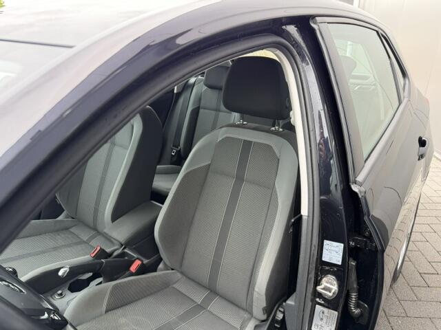 Volkswagen POLO 1.0 TSI 70kw 95pk Highline Adaptive Cruise, PDC ,Navigatie , Stuurwiel multifuntioneel, Carplay, LMV 16", Sportstoelen. complete historie bekend NL auto met NAP