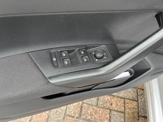 Volkswagen POLO 1.0 TSI Life Edition / 2.000 KM/ GARANTIE TM 06-2029/ TREKHAAK/ APP-CONNECT/ ADAPTIVE CRUISE/ PARKEER SENSOREN + CAMERA/ DIGITAL DASH/ DAB/ CLIMA/ 15'' LMV