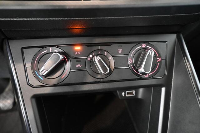 Volkswagen POLO 1.0 MPI Trendline Airco Cruise control Navigatie Apple CarPlay Goed Onderhouden! Inruil Mogelijk!