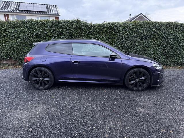 Volkswagen SCIROCCO 2.0 R | Xenon | Navi | Dynaudio | Apple Carplay | Keyless | Autom. Airco | Cruise Control | Milltek | 19" LMV | Privacy Glass | PDC | APK tot 27-06-2026!