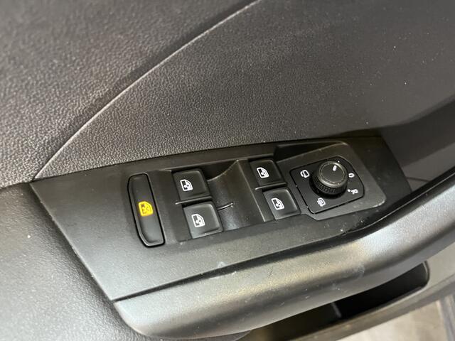 Volkswagen T-Cross 1.0 TSI Life / AUTOMAAT/ 16" LMV/ APP-CONNECT/ PARK. SENSOREN + CAMERA/ CLIMA/ STOEL VERWARM./ DAB/ ADAPT. CRUISE/ BLUETOOTH