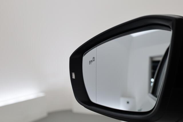 Volkswagen T-Cross 1.0 TSI Style DSG | Camera | Adapt. Cruise | Trekhaak | Beats | LED | Dodehoekdet. | 18'' | Keyless