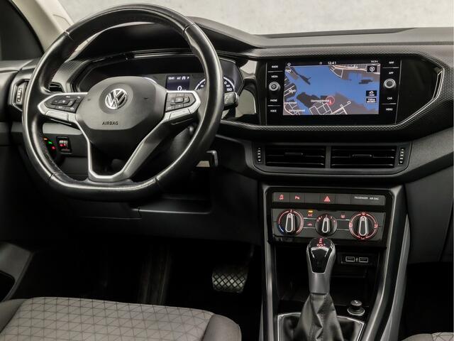 Volkswagen T-Cross 1.0 TSI Sport Automaat (APPLE CARPLAY, GROOT NAVI, GETINT GLAS, PARKEERSENSOREN, SPORTSTOELEN, LM VELGEN, ADAPTIVE CRUISE, NIEUWE APK, NIEUWSTAAT)