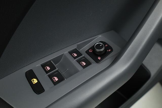 Volkswagen T-Cross 1.0 TSI Style | Adapt. Cruise | CarPlay | Trekhaak | Navi | All Season | Stoelverw.