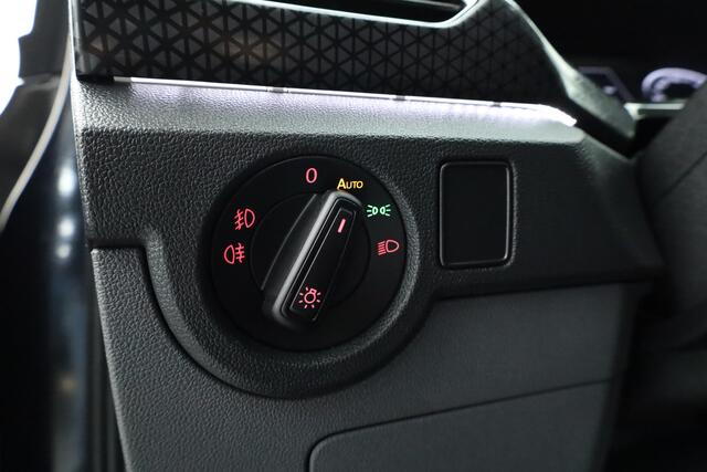 Volkswagen T-Cross 1.0 TSI Style | Adapt. Cruise | CarPlay | Trekhaak | Navi | All Season | Stoelverw.