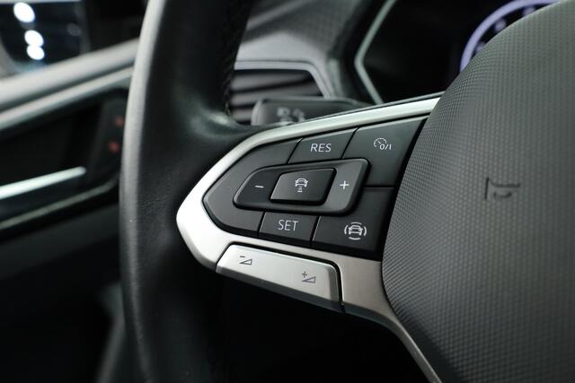 Volkswagen T-Cross 1.0 TSI Style | Adapt. Cruise | CarPlay | Trekhaak | Navi | All Season | Stoelverw.