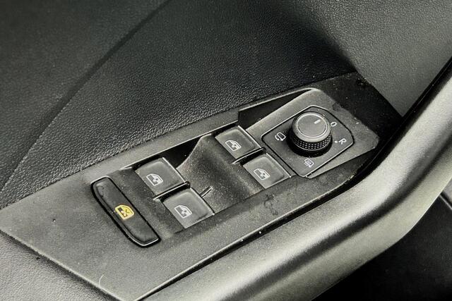 Volkswagen T-Cross 1.5 TSI 150pk Style Business R LED VIRTUAL TREKHAAK 19426KM!