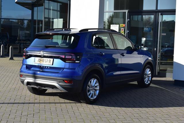 Volkswagen T-Cross 1.0 TSI Life navigatie, parkeersensoren voor en achter, side assist dodehoek sensor, NL auto dealer onderhouden, adaptieve cruise control, airco, 16"LM Velgen, dakrailing, licht en regensensor, DAB+