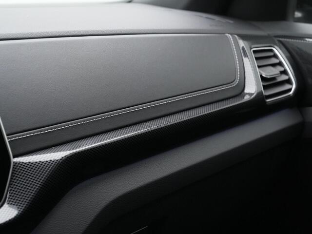 Volkswagen T-Cross 1.5 TSI 150 pk DSG R-Line | Trekhaak | IQ Light | Achteruitrijcamera | Stoelverwarming