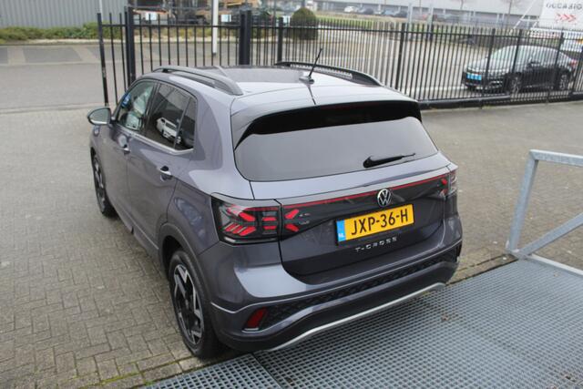 Volkswagen T-Cross 1.5 TSI R-Line Automaat/Navigatie/Virtual cockpit/Adaptive cruise control/Achteruitrijcamera/Parkeersensoren rondom/Apple carplay/Stoelverwarming/Climate control/IQ light/DAB/Draadloze telefoonlader.