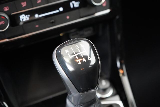 Volkswagen T-Cross 1.0 TSi 115pk United | Navigatie | Trekhaak | All-seasonbanden | Blind-Spot | Adaptive cruise