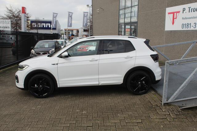 Volkswagen T-Cross 1.0 TSI R-Line binnen & buiten / Digitaal dashboard / Parkeersensoren rondom / Achteruitrijcamera / Adaptive cruise control / Climate control / Navigatie / Apple car play