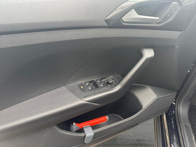 Volkswagen T-Cross 1.0 95pk TSI Life Edition Achteruitrijcamera | Verwarmbare voorstoelen | Parkeersensoren voor en achter